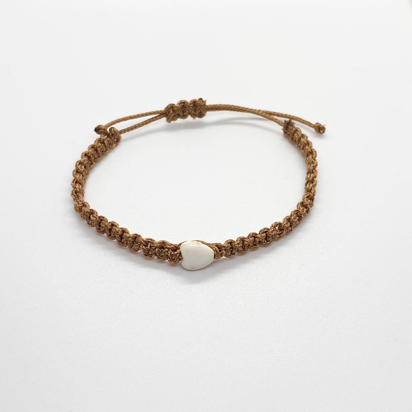 Bracciale in corda con pietra naturale a cuore