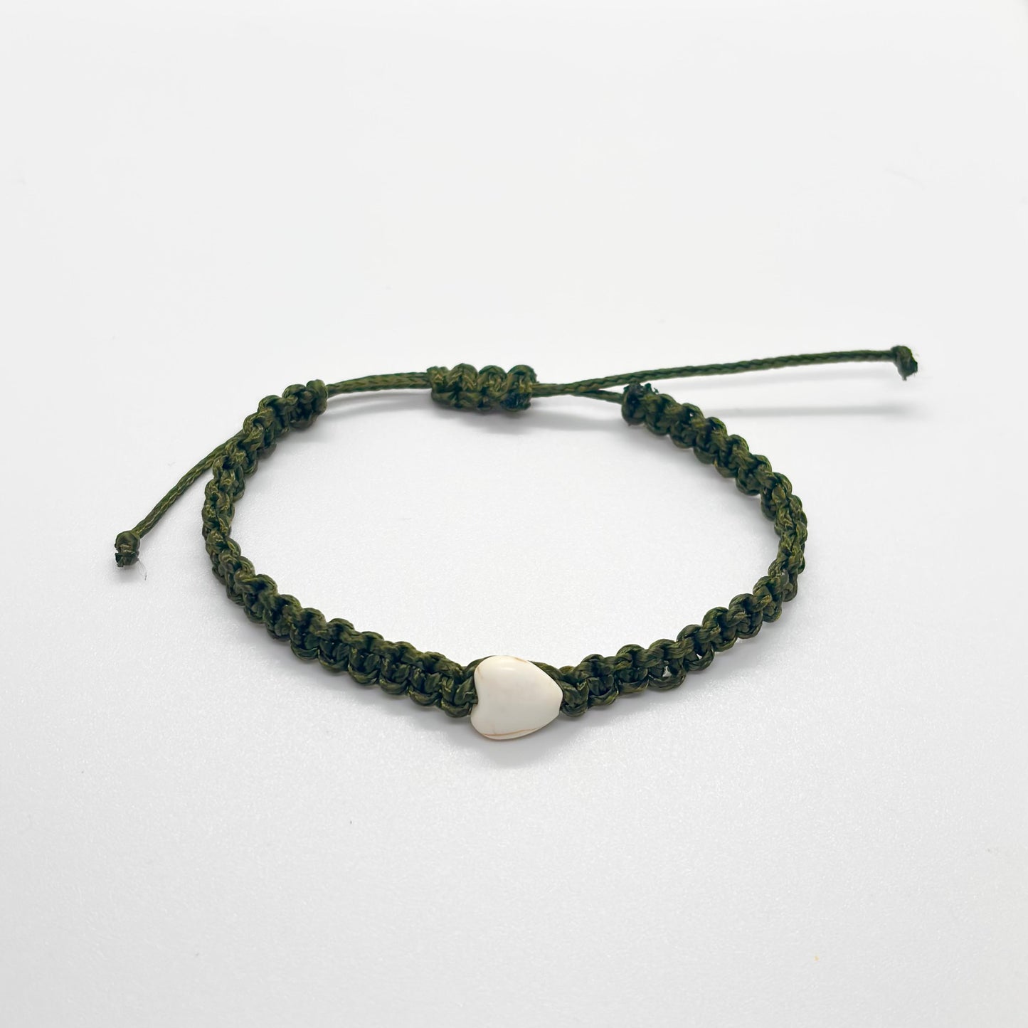 Bracciale in corda con pietra naturale a cuore