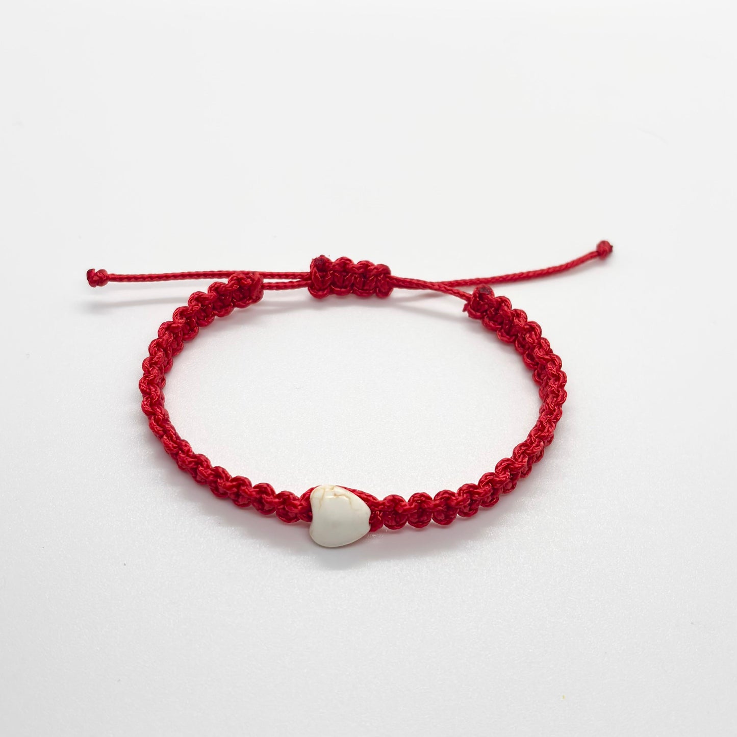 Bracciale in corda con pietra naturale a cuore