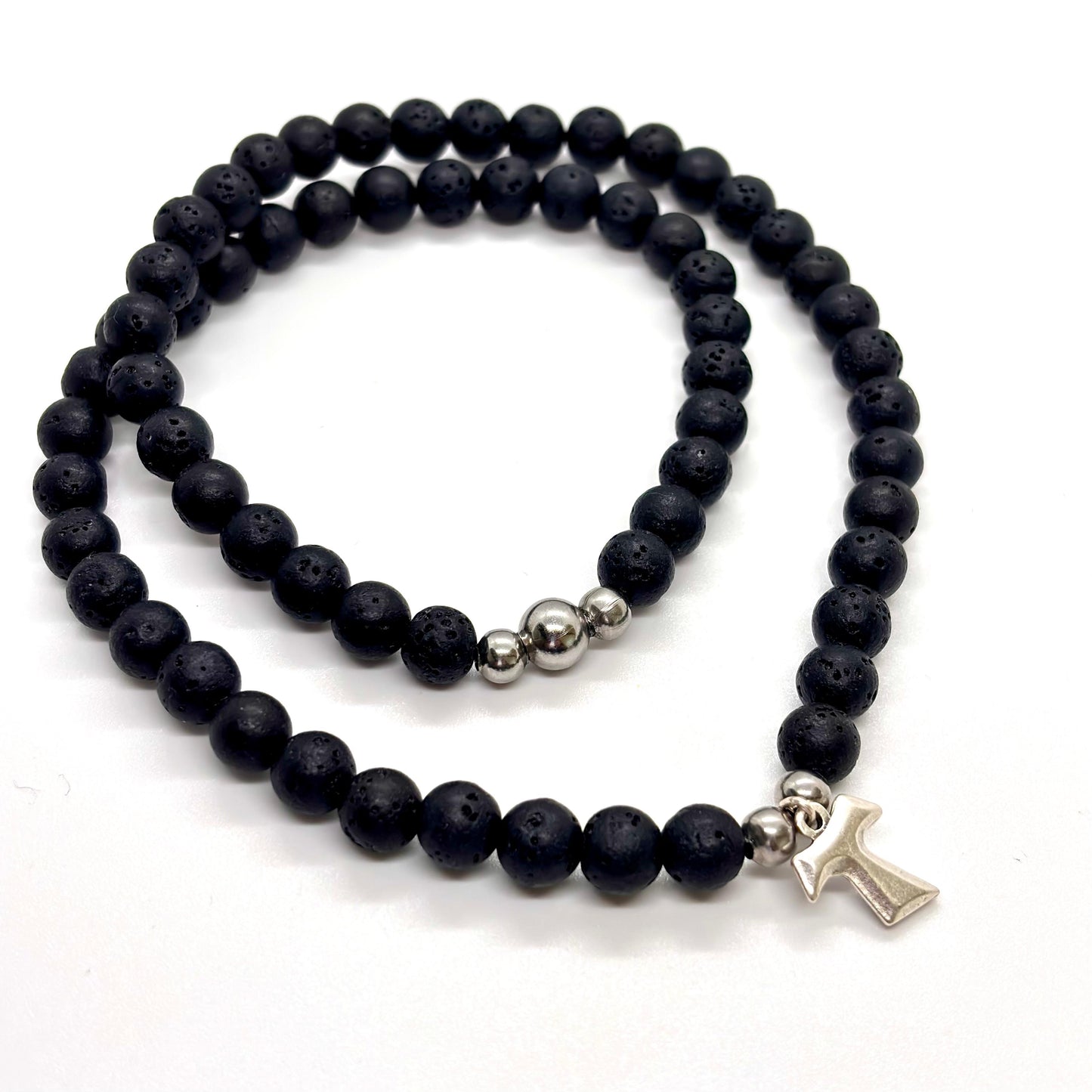 Collana in pietra lavica e Tau