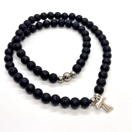 Collana in pietra lavica e Tau