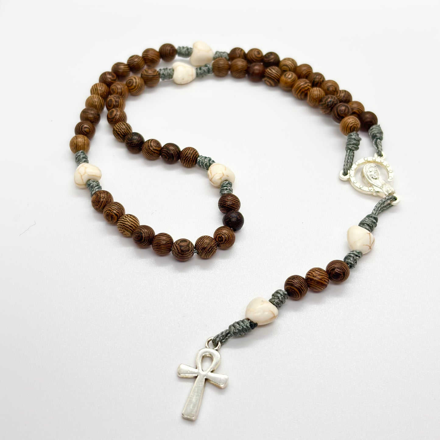 Rosario in corda, legno scuro e pietra